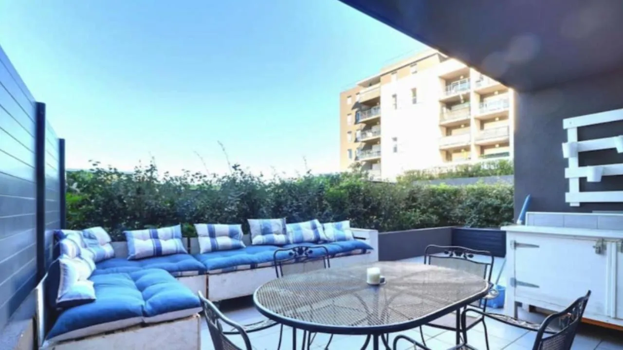 Appartement Spacieux Avec Grande Terrasse contacts